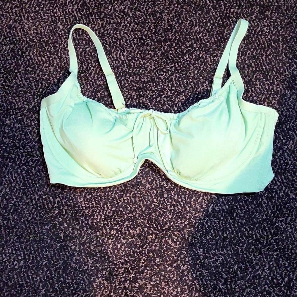 WILD FABLE WOMEN'S  GREEN BIKINI TOP. NWT